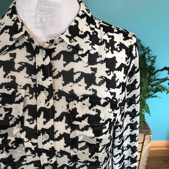 Houndstooth Button Up Blouse - Picture 2 of 3